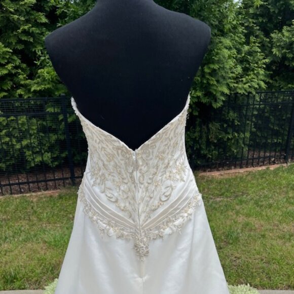 NWT Exclusive Bridal Gown Sleeveless A-Line Beaded Ivory Size 14 - Picture 13 of 15